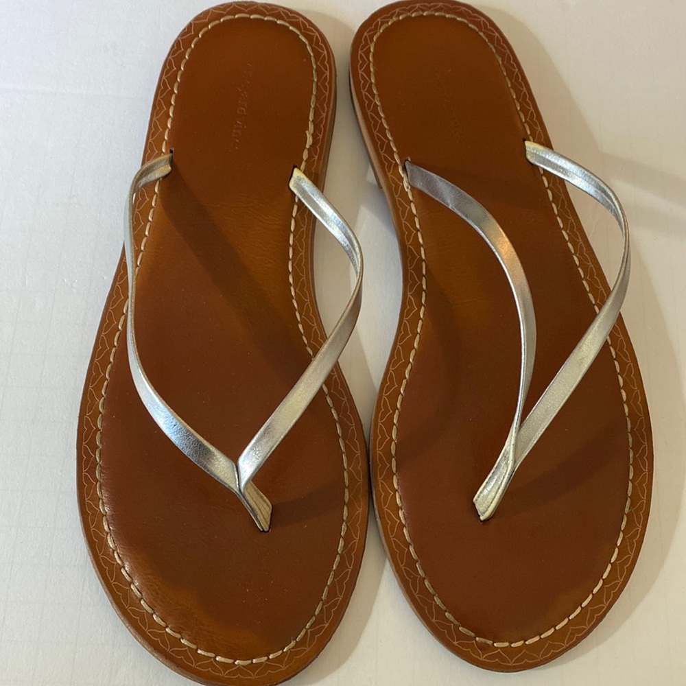 Vineyard Vines Silver Flip Flops
